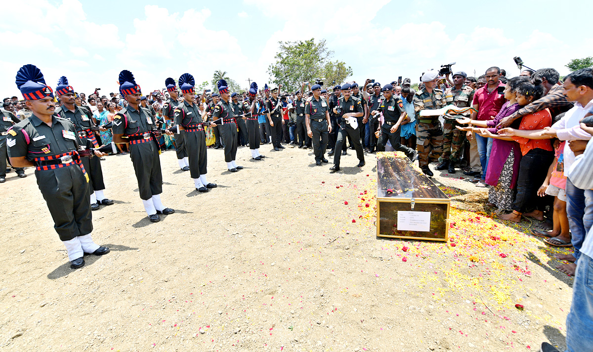 State funeral For Martyred Army Jawan In Karimnagar - Sakshi16
