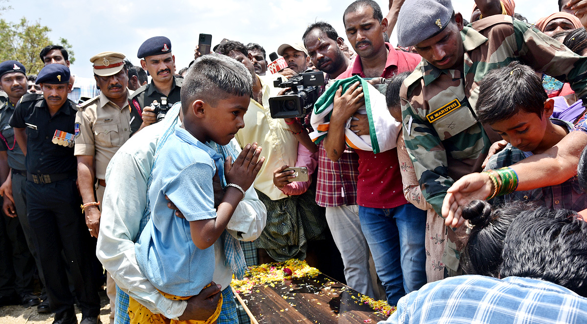 State funeral For Martyred Army Jawan In Karimnagar - Sakshi17