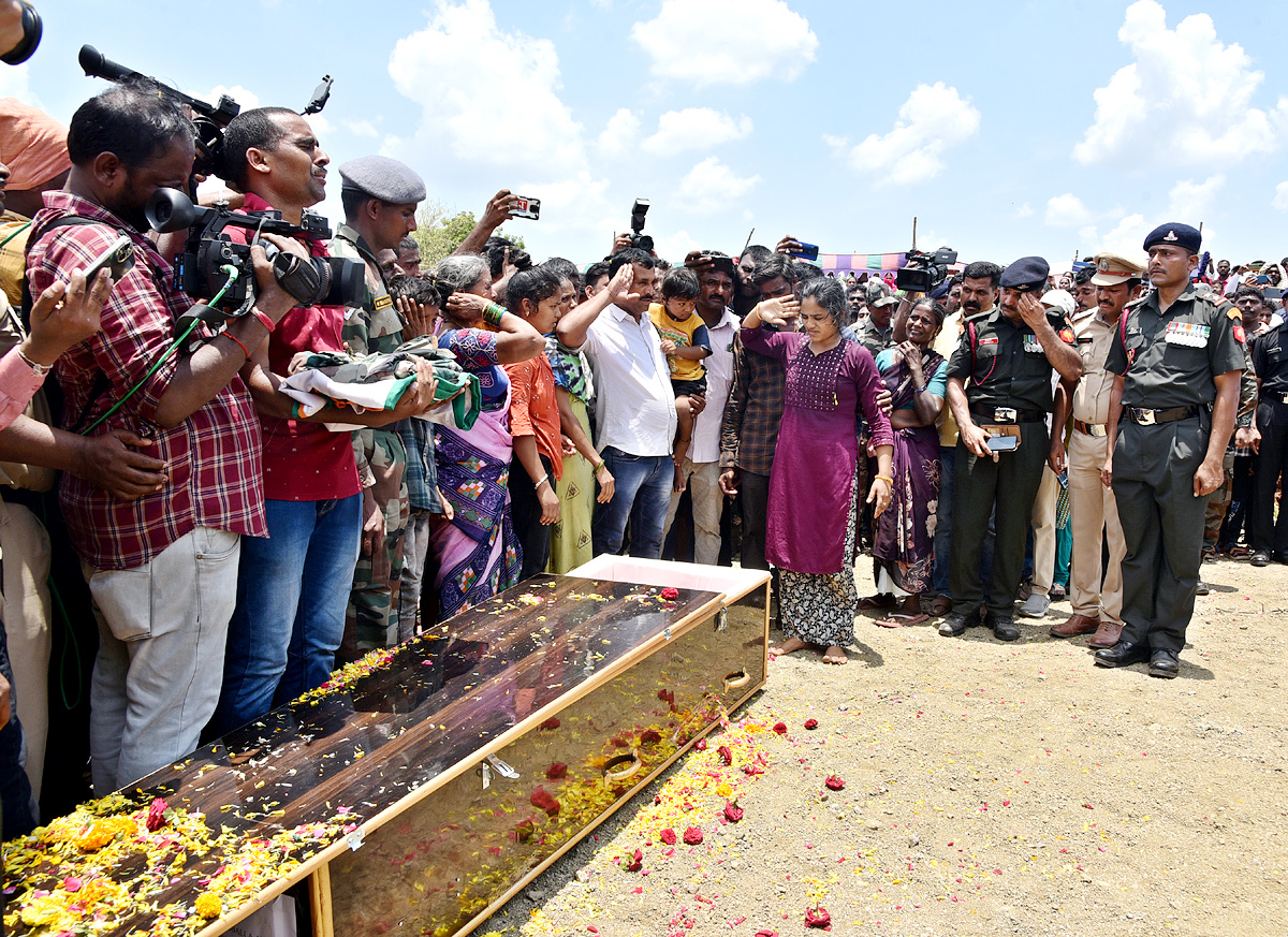 State funeral For Martyred Army Jawan In Karimnagar - Sakshi18