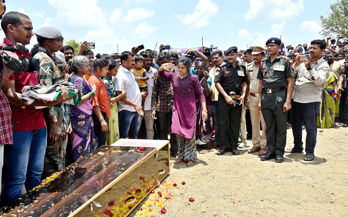 State funeral For Martyred Army Jawan In Karimnagar - Sakshi20
