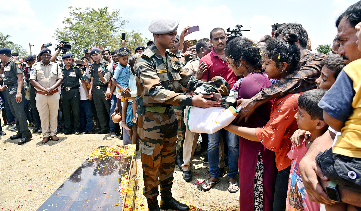 State funeral For Martyred Army Jawan In Karimnagar - Sakshi21