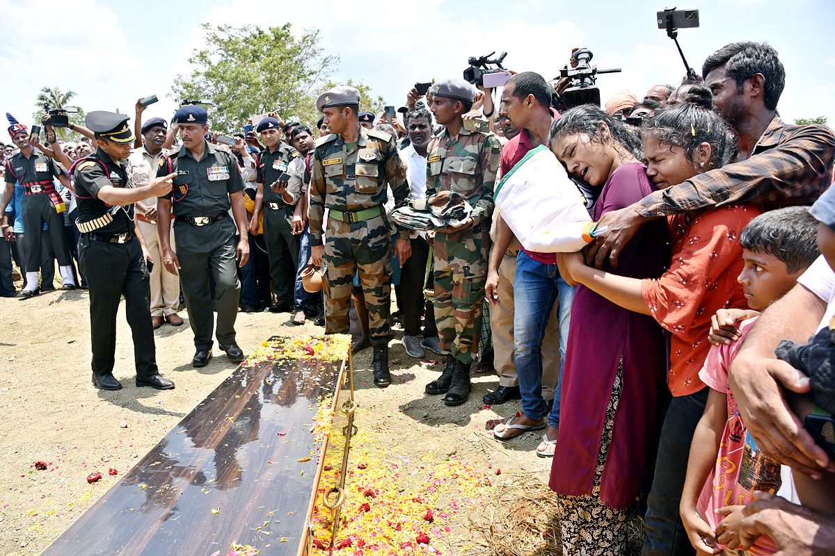 State funeral For Martyred Army Jawan In Karimnagar - Sakshi23