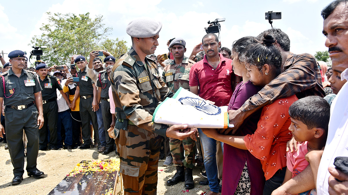 State funeral For Martyred Army Jawan In Karimnagar - Sakshi24