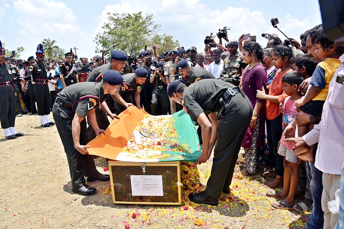 State funeral For Martyred Army Jawan In Karimnagar - Sakshi25