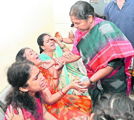కుటుంబ సభ్యులను ఓదార్చుతున్న ఎమ్మెల్యే సీతక్క 1