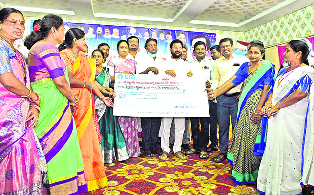 గోదావరిఖనిలో చెక్కు అందిస్తున్న ఎమ్మెల్యే చందర్2