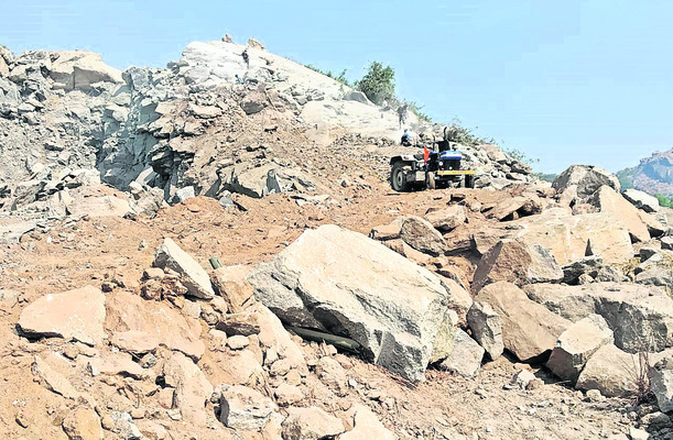 బట్టాపూర్ గుట్ట తవ్వకాలు1