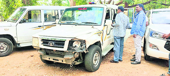 ముందు భాగం దెబ్బతిన్న పోలీసు వ్యాన్‌ 
1