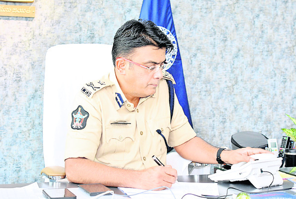 కాలర్‌తో మాట్లాడుతున్న సీపీ త్రివిక్రమ్‌ వర్మ 
2