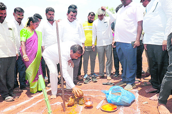 పంచాయతీ భవన నిర్మాణానికి శంకుస్థాపన చేస్తున్న ఎమ్మెల్యే మాణిక్రావు 2