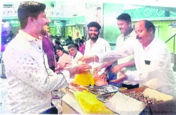 మందుబాటిల్తో కూడిన తాంబూలం
అందజేస్తున్న పెళ్లివారు 1