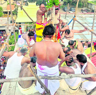 కుంభాభిషేకం నిర్వహిస్తున్న అర్చకులు1