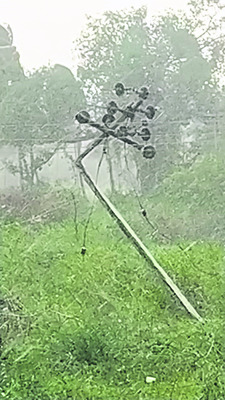 అమ్మయార్‌కుప్పంలో గాలీవానకు 
కూలిన విద్యుత్‌స్తంభం 1