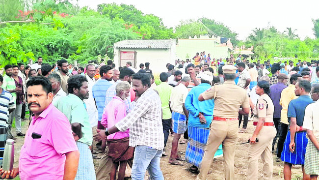 ప్రమాద స్థలంలో గుమిగూడిన జనం1