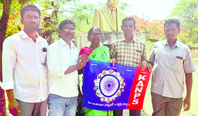 మాట్లాడుతున్న కేఏఎన్పీఎస్ రాష్ట్ర ప్రధాన కార్యదర్శి చక్రవర్తి 1