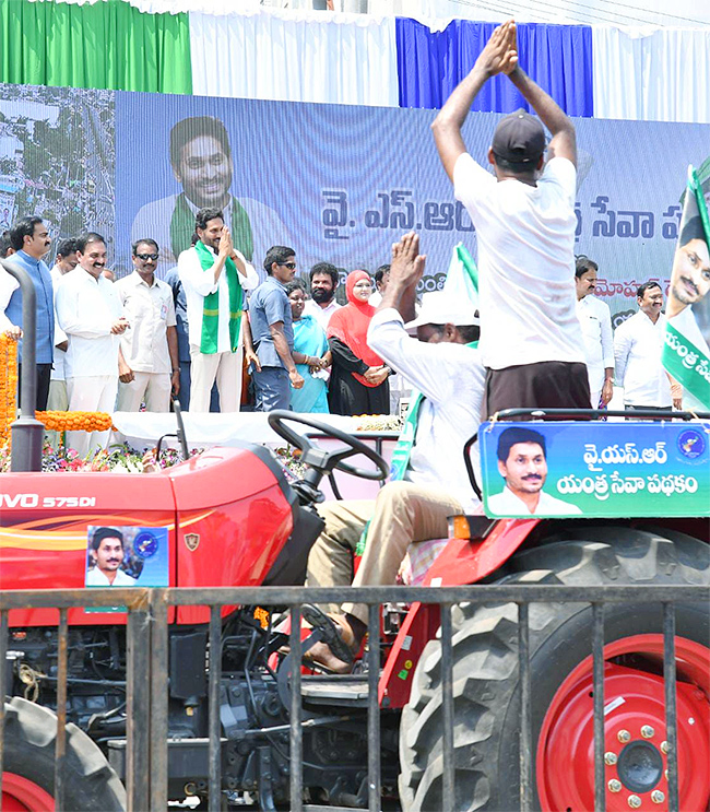 M Jagan YSR Yantra Seva Pathakam Scheme Launch Guntur Photos - Sakshi24
