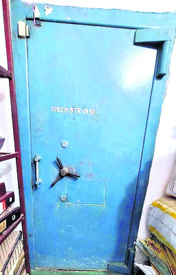 స్ట్రాంగ్రూం డోర్ను కట్ చేసిన దొంగలు1