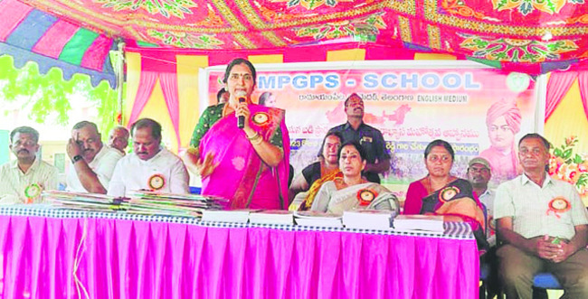 మాట్లాడుతున్న ఎమ్మెల్యే పద్మాదేవేందర్రెడ్డి 1