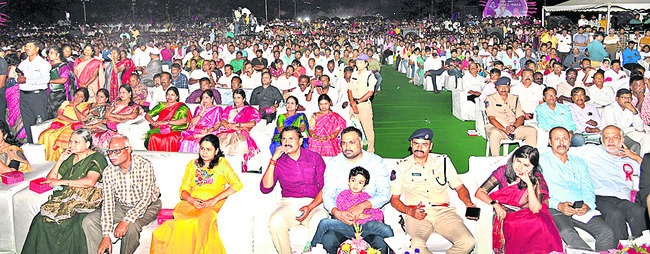 హాజరైన అధికారులు, ప్రముఖులు1