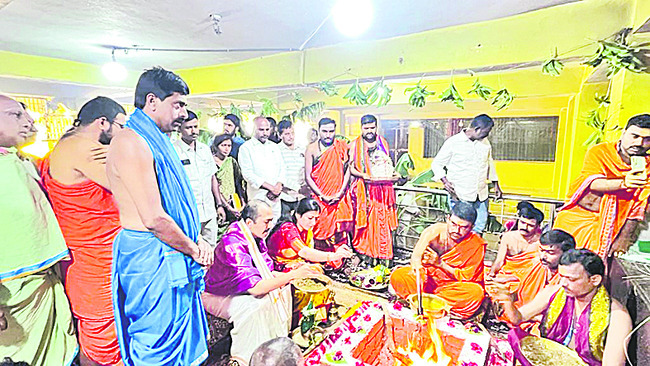 రుద్రహోమం నిర్వహిస్తున్న కలెక్టర్ప్రశాంత్ జీవన్ పాటిల్ దంపతులు 1