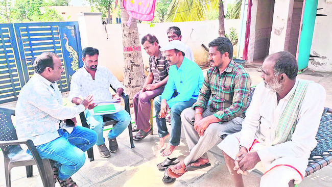 హనుమాన్ తండాలో రైతుల నుంచి వివరాలు సేకరిస్తున్న వ్యవసాయ అధికారులు (ఫైల్) 2
