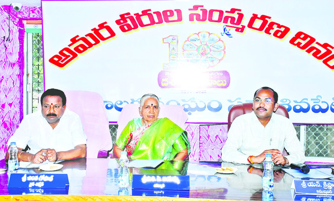 కౌన్సిలర్లు అడిగిన ప్రశ్నలకు సమాధానమిస్తున్న కమిషనర్ కృష్ణారెడ్డి 1
