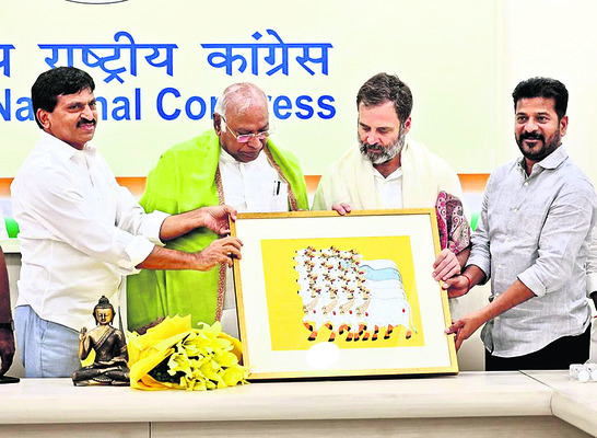 మల్లికార్జున్ ఖర్గే, రాహుల్గాంధీని సన్మానిస్తున్న పొంగులేటి, రేవంత్రెడ్డి 1