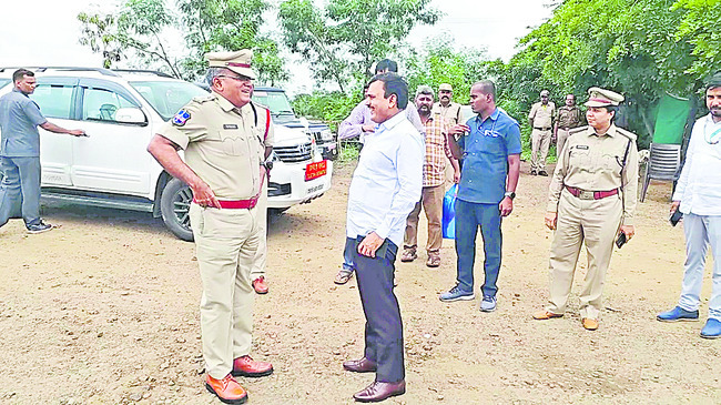 రాష్ట్ర సరిహద్దు వద్ద పర్యవేక్షిస్తున్న కలెక్టర్ శరత్, ఎస్పీ రమణకుమార్ 1