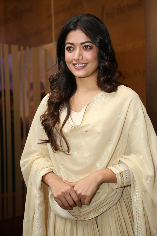 Pushpa Movie Heroine Rashmika Mandanna HD Photo Gallery - Sakshi8