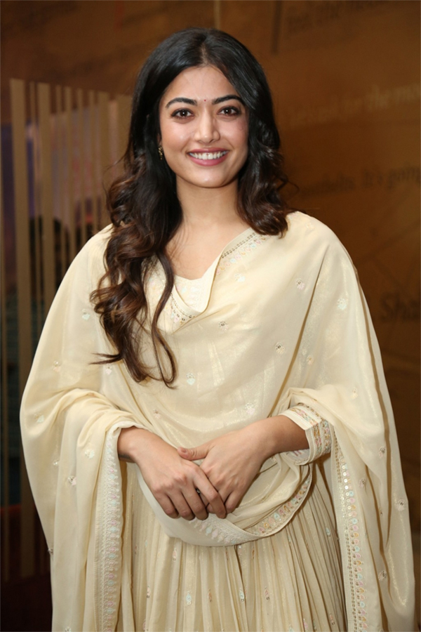 Pushpa Movie Heroine Rashmika Mandanna HD Photo Gallery - Sakshi10