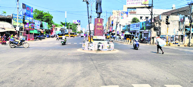 నిత్యం రద్దీగా ఉండే అనకాపల్లి నెహ్రూచౌక్ కూడలి ఇలా.. 1