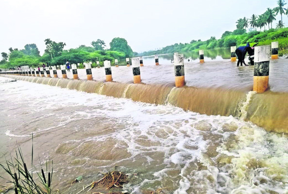 భారీ వర్షానికి పొంగిపొర్లుతున్న వాగు (ఫైల్) 1
