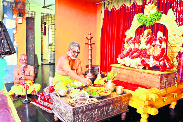 నిత్యకల్యాణ ం జరిపిస్తున్న అర్చకులు2