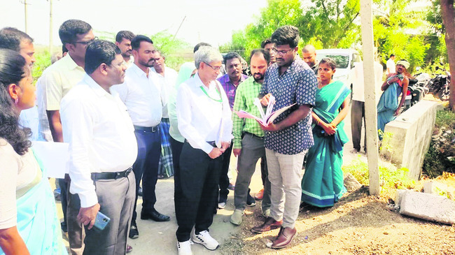 చెరువు వద్ద పరిశీలిస్తున్న అధికారులు 2