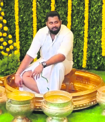 పసుపుశాస్త్రంలో అభిషేక్‌ 
2