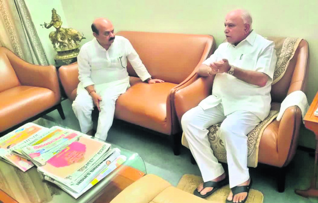 బీఎస్‌.యడియూరప్పతో సమావేశమైన 
బసవరాజ బొమ్మై 
1