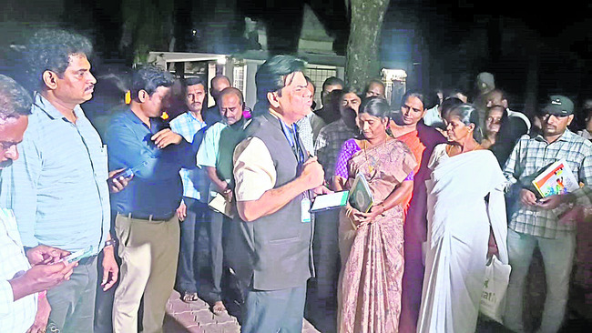 బాలికల పాఠశాలను తనిఖీ చేస్తున్న
విద్యాశాఖ ప్రిన్సిపల్ సెక్రటరీ ప్రవీణ్ప్రకాష్
1