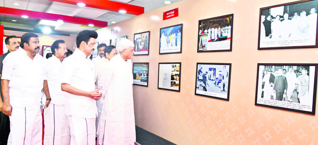 కలైంజర్‌ ఫొటో ప్రదర్శనను తిలకిస్తున్న గోపాలకృష్ణ గాంధీ, సీఎం స్టాలిన్‌1