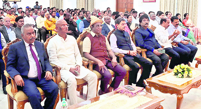 వేడుకల్లో పాల్గొన్న తెలంగాణా, ఆంధ్రా వాసులు1