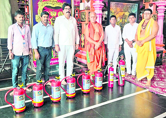 ఫైర్ సేఫ్టీ పరికరాలతో దాత,
ఈవో, ప్రధానార్చకులు 1