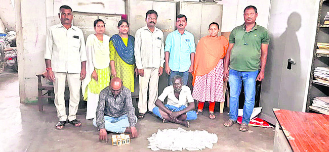 నిందితుల అరెస్ట్‌ చూపుతున్న అధికారులు1