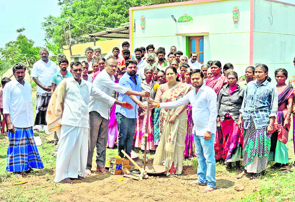 భూమిపూజ చేస్తున్న చైర్పర్సన్ లావణ్యమధు 1
