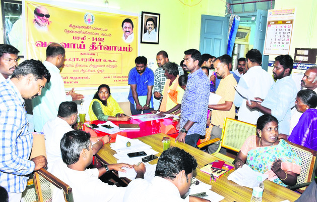వినతిపత్రాలను స్వీకరిస్తున్న సబ్‌ కలెక్టర్‌ శరణ్య 1