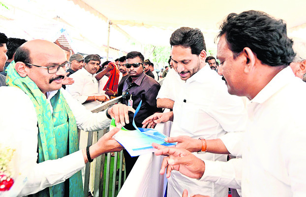 సీఎం వైఎస్‌ జగన్‌కు వినతిపత్రం ఇస్తున్న వరికూటి, ఎంపీపీ వాకా1