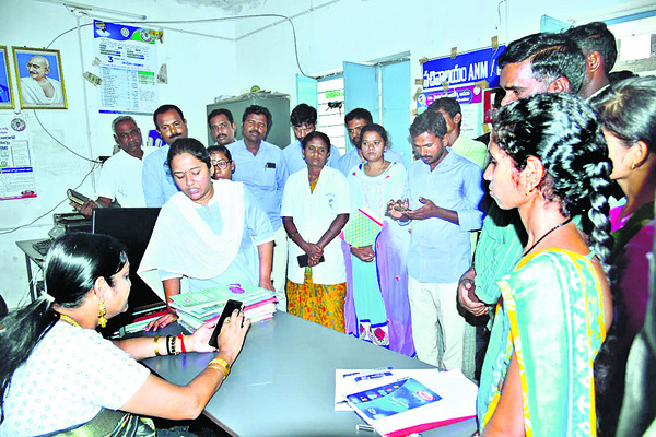 సిబ్బందికి సూచనలిస్తున్న మంత్రి ఉషశ్రీచరణ్‌ 4