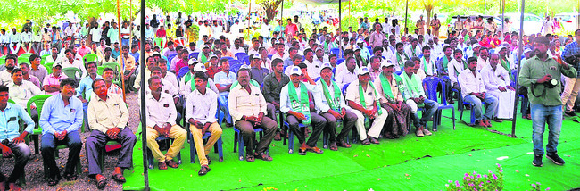 కార్యక్రమానికి హాజరైన అన్నదాతలు1