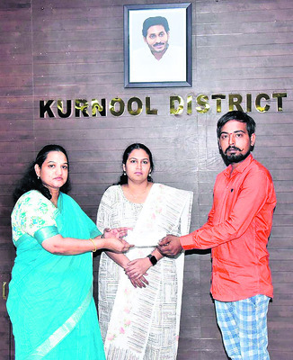 కలెక్టర్ నుంచి చెక్కు
అందుకుంటున్న వీరన్న సోదరుడు 2