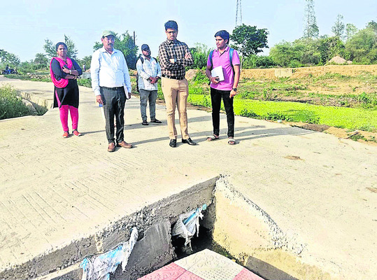 పెదబొండపల్లిలో సీసీ రోడ్డు, కల్వర్టును పరిశీలిస్తున్న పీఓ విష్ణుచరణ్1