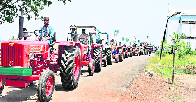 కలెక్టరేట్ వద్ద బారులుదీరిన యంత్రసేవా
పథకం ట్రాక్టర్లు 1