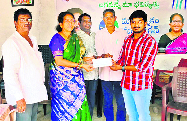 బాధిత కుటుంబానికి చెక్కు అందజేస్తున్న ఎమ్మెల్యే కళావతి1